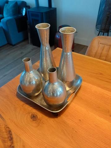 Vintage vaasjes set op dienblad beschikbaar voor biedingen