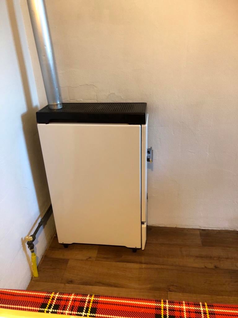 Gaskachel voor keuken of werkplaats.  Wit, Ophalen, Gebruikt, Hoog rendement (Hr), Kachel