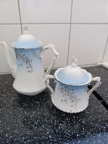Mooi vintage Theepot en suikerpotje beschikbaar voor biedingen