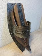 Antieke klomp met metaalbeslag en borstel, Antiek en Kunst, Ophalen of Verzenden