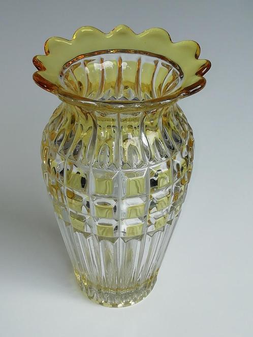 Gele vaas,vermoedelijk Boheems circa 1940, Antiek en Kunst, Antiek | Glas en Kristal, Ophalen
