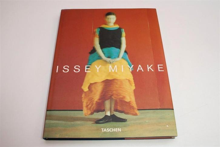 Issey Miyake — Visie op Mode, Kunst & Cultuur, Boeken, Kunst en Cultuur | Beeldend, Zo goed als nieuw, Ophalen of Verzenden