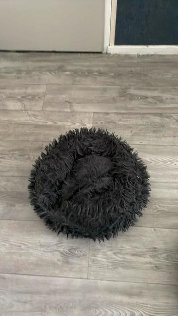 Donkergrijze kattenmand beschikbaar voor biedingen