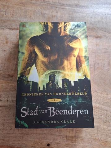 Nieuw!! Deel 1 van kronieken van de onderwereld beschikbaar voor biedingen