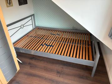 Bed, lattenbodem en matras van 140cm beschikbaar voor biedingen