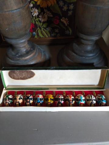 Vintage Chinese opera maskers  beschikbaar voor biedingen