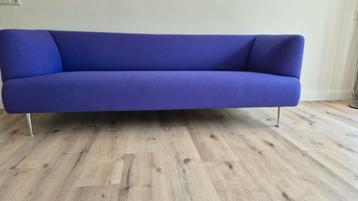 Fraaie design stoffen twee-enhalf zits bank type Gelderland beschikbaar voor biedingen