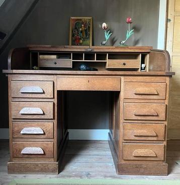 Vintage bureau met rolluik beschikbaar voor biedingen