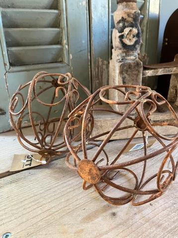 Decoratie bollen roest beschikbaar voor biedingen