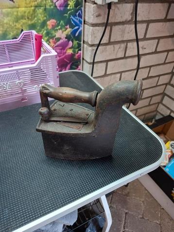 Antiek Strijkijzer Kolen beschikbaar voor biedingen