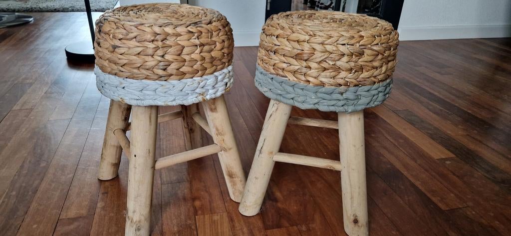 2 houten krukjes met gevlochten waterhyacint, Huis en Inrichting, Krukjes, Ophalen, Hout