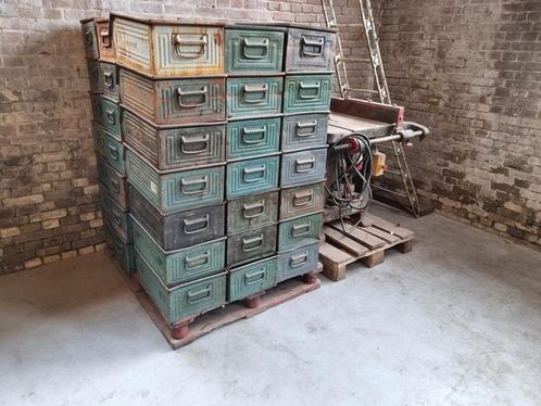 Oude fabrieks kisten | industriële |  vintage, Huis en Inrichting, Kasten | Stellingkasten, Gebruikt, Ophalen of Verzenden