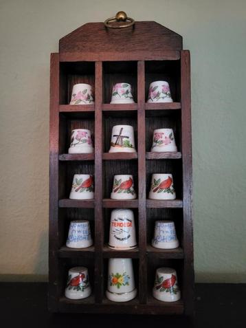 Vintage vingerhoedjes in houten kastje beschikbaar voor biedingen