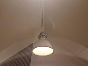 2 industriële lampen beschikbaar voor biedingen