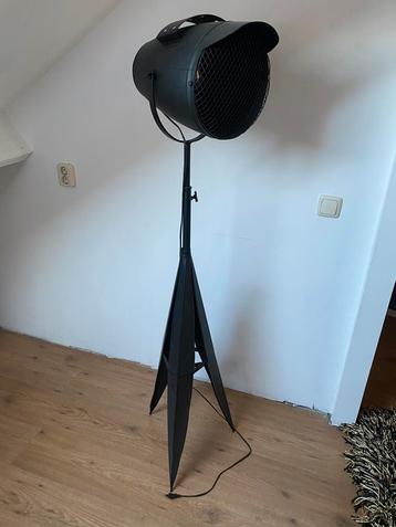 Industriële zwarte vloerlamp beschikbaar voor biedingen