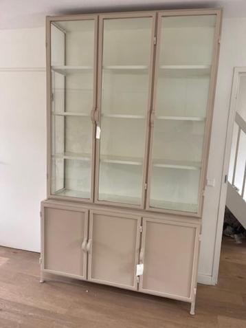  Vitrinekast  metaal glas exclusief 142 cm breed actie beschikbaar voor biedingen