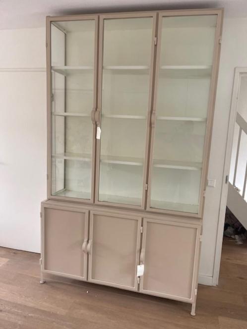 Vitrinekast  metaal glas exclusief 142 cm breed actie, Huis en Inrichting, Overige Huis en Inrichting, Nieuw, Ophalen of Verzenden