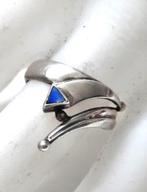 Prachtige zilveren ring met lapis lazuli driehoekje 925, Ophalen, Zo goed als nieuw, 17 tot 18, Dame