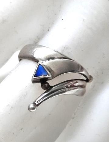 Prachtige zilveren ring met lapis lazuli driehoekje 925 beschikbaar voor biedingen