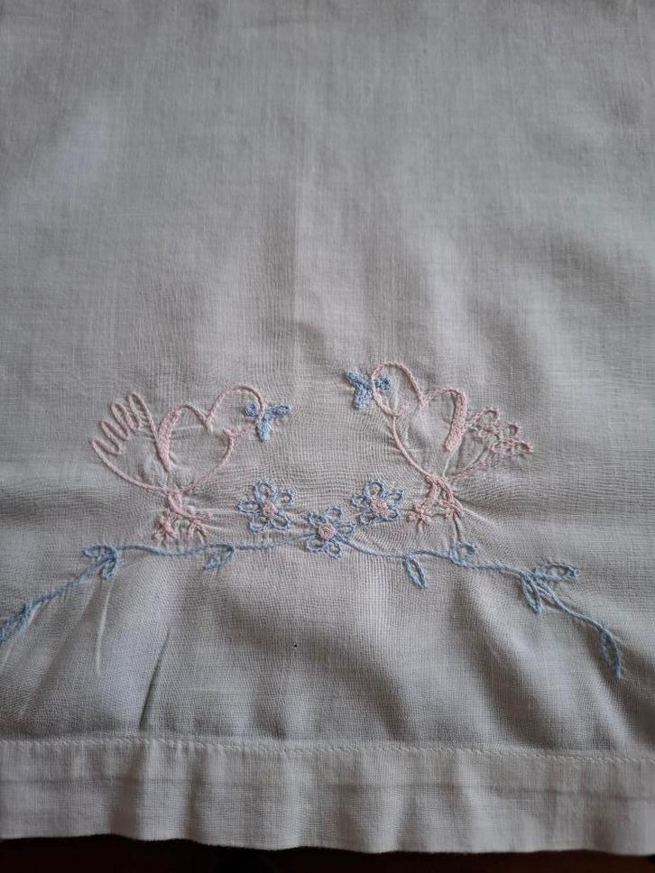 Babylakentje en sloopje met geborduurde vogels, Kinderen en Baby's, Kinderkamer | Beddengoed, Gebruikt, Hoeslaken of Sloop, Wit