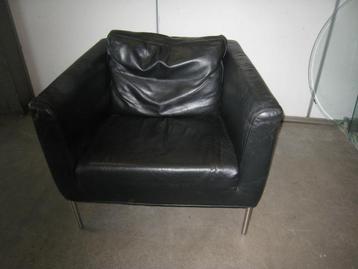 Moderne leren fauteuil zwart met RVS poten beschikbaar voor biedingen
