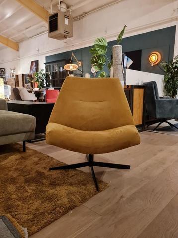 Gele Fauteuil Cartel Living | Showroommodel Houtmijn beschikbaar voor biedingen