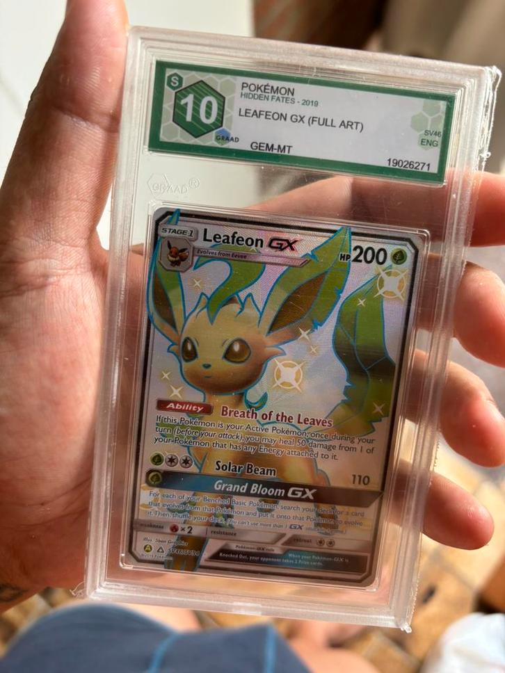 Leafeon GX Hidden Fates Graad 10, Hobby en Vrije tijd, Verzamelkaartspellen | Pokémon, Zo goed als nieuw, Losse kaart, Ophalen of Verzenden