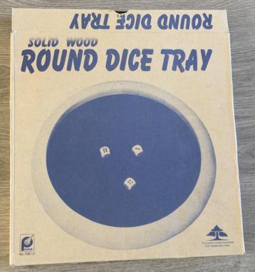 Dobbelspel met spelbord beschikbaar voor biedingen