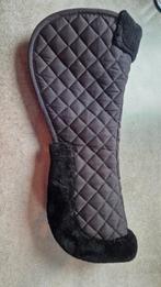 Zwarte zadel onderlegger met bont, Dieren en Toebehoren, Paarden en Pony's | Dekens en Dekjes, Ophalen of Verzenden, Zo goed als nieuw