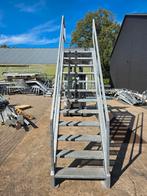 Stalen trap met bordes gegalv. Hoog 2,55 mtr. Nob137, Doe-het-zelf en Verbouw, Ladders en Trappen, Ophalen, Zo goed als nieuw