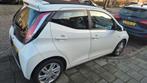 Toyota Aygo 1.0 12V Vvt-i Ddrs 2015 Wit met schuifdak, Voorwielaandrijving, 4 stoelen, Leder en Stof, Wit