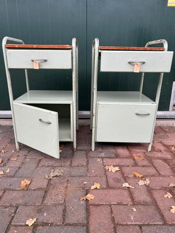2 gave vintage/ industriële jaren 50 kastjes/ nachtkastjes beschikbaar voor biedingen