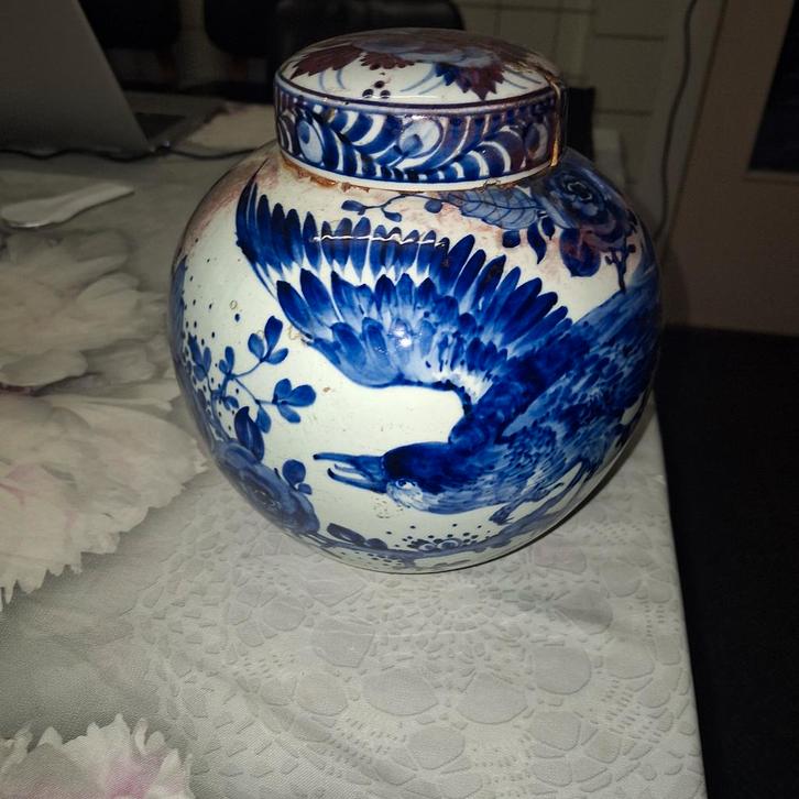 Handbeschilderde Delftse pot met deksel, kraanvogel- en flor, Antiek en Kunst, Antiek | Keramiek en Aardewerk, Ophalen of Verzenden