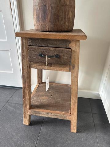 Houten met lade en plank beschikbaar voor biedingen