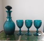 Turquoise karaf met drie glazen., Ophalen