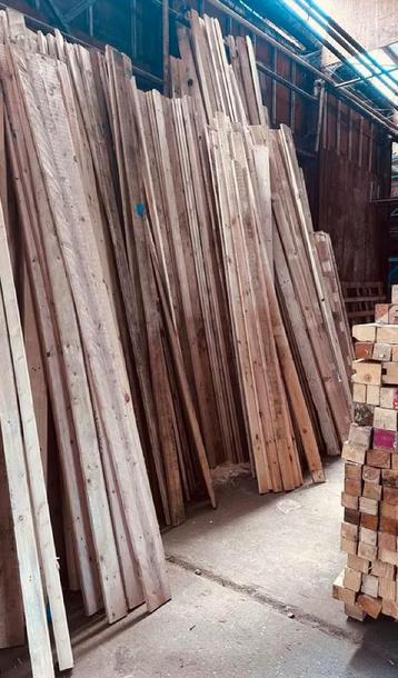 Heel mooi pallethout in gelijke lengtes, balken en planken beschikbaar voor biedingen