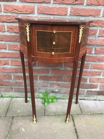 fraai houten wandtafeltje, Lodewijk-stijl beschikbaar voor biedingen