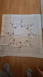 Handgeborduurd tafelkleedje 80 bij 80 cm, Huis en Inrichting, Ophalen of Verzenden, Zo goed als nieuw, Vierkant