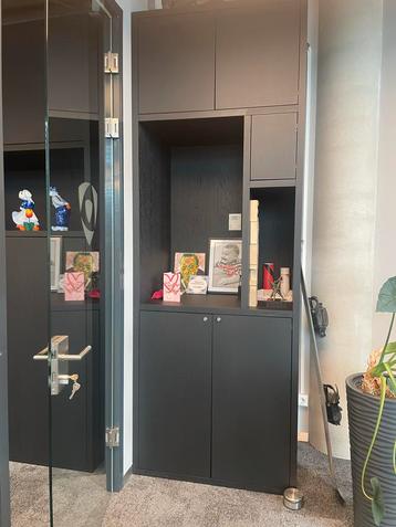Zwarte kast met deuren en open vakken /GERESERVEERD MINKE beschikbaar voor biedingen
