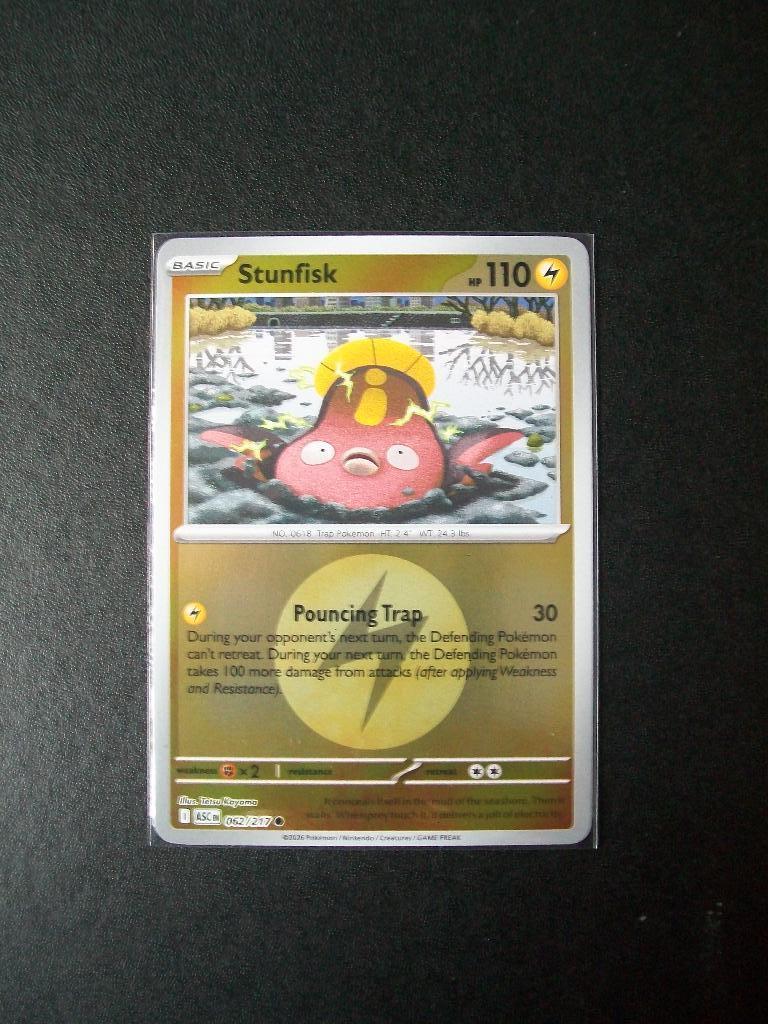 8069. Nieuwe Pokemon Kaart holofoil STUNFISK HP110 (062/217), Verzenden, Nieuw, Losse kaart, Foil