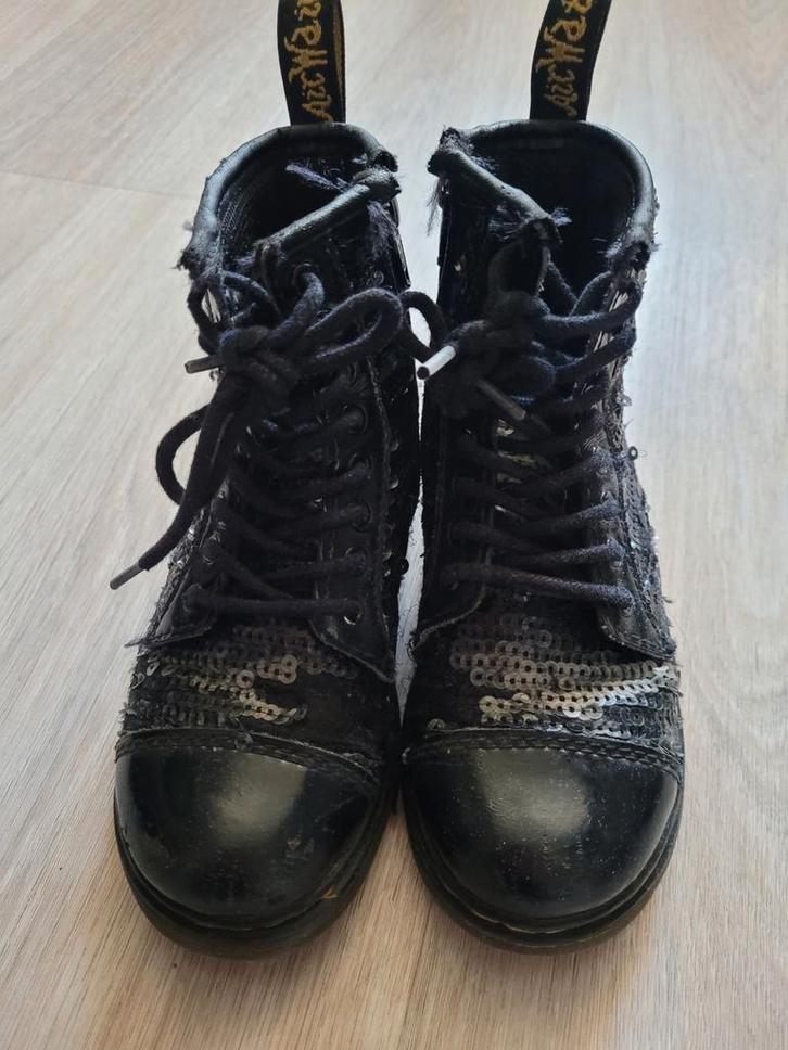 Dr Martens maat 28 zwart met pailletten, Kinderen en Baby's, Kinderkleding | Schoenen en Sokken, Gebruikt, Schoenen, Meisje, Ophalen