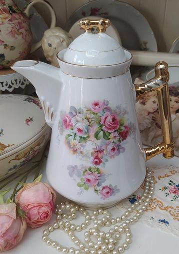 Antieke koffiepot beschikbaar voor biedingen
