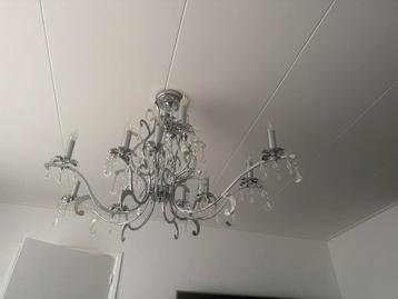 Elegante zilverkleurige kroonluchter met Kristallen te koop beschikbaar voor biedingen