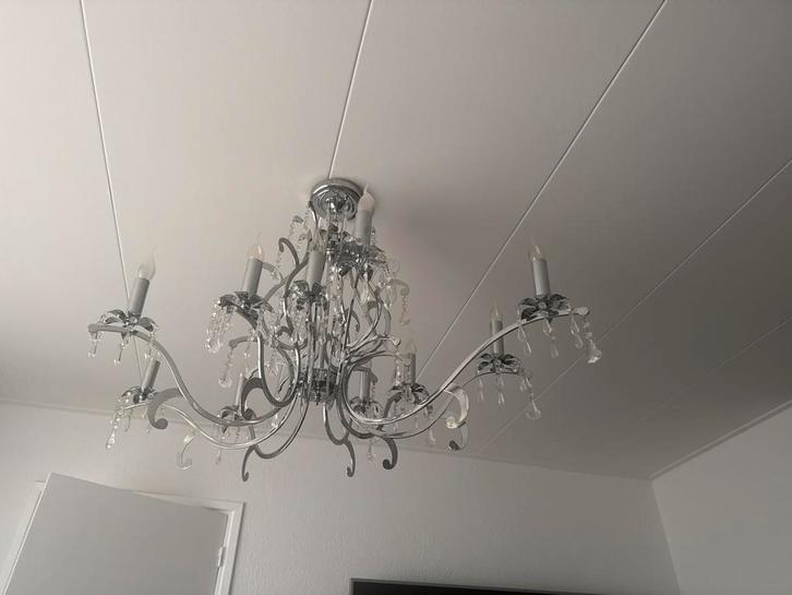 Elegante zilverkleurige kroonluchter met Kristallen te koop, Huis en Inrichting, Lampen | Kroonluchters, Zo goed als nieuw, Ophalen of Verzenden