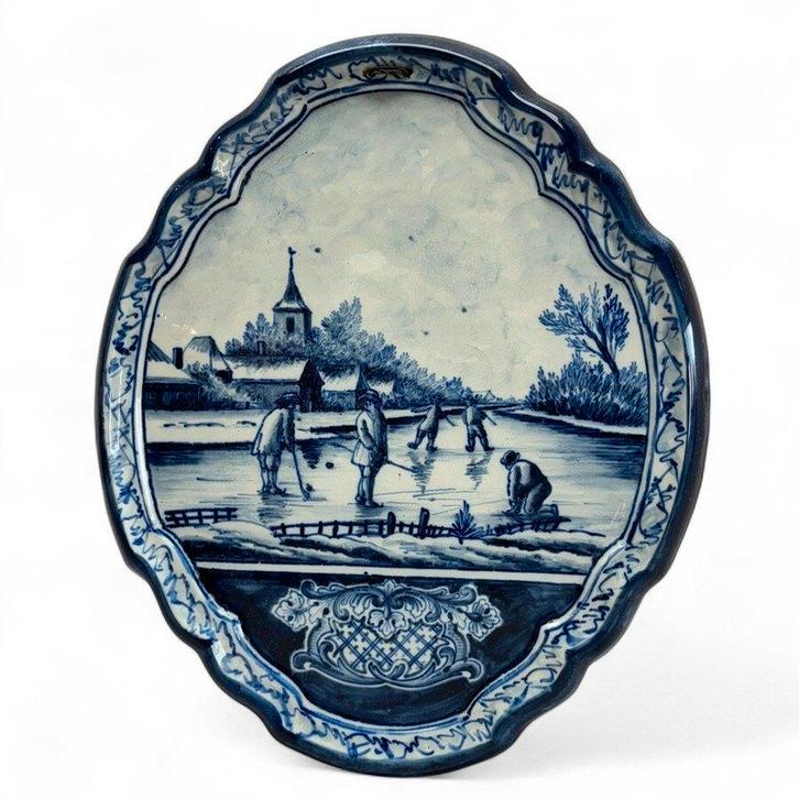 Tichelaar Makkum wandplaquette met schaatsers en kolfspelers, Antiek en Kunst, Antiek | Wandborden en Tegels, Ophalen of Verzenden