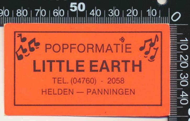 Sticker: Popformatie Little Earth - Helden Panningen, Verzamelen, Stickers, Zo goed als nieuw, Bedrijf of Vereniging, Ophalen of Verzenden