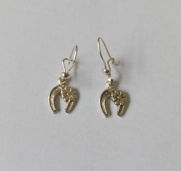 Vintage zilveren oorhangers met hoefijzer beschikbaar voor biedingen