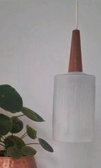 Scandinavische hanglamp. Opaline glas en teak., Huis en Inrichting, Lampen | Hanglampen, Ophalen of Verzenden, Zo goed als nieuw