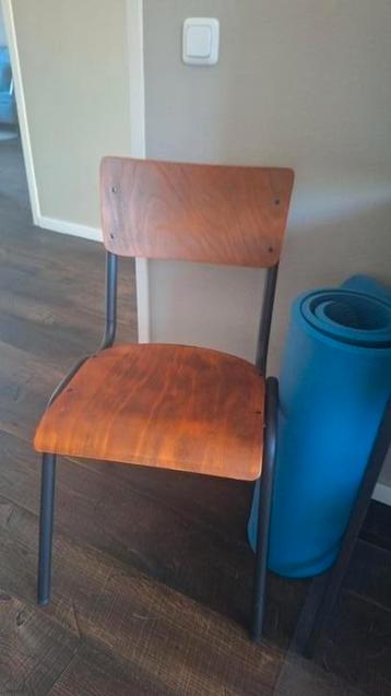 Houten stoel met stalen frame beschikbaar voor biedingen