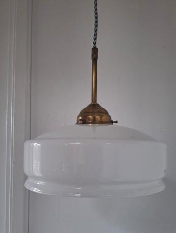 Art Deco hanglamp met glazen kap en messing armatuur.  beschikbaar voor biedingen